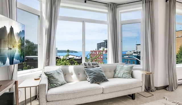 Seattle’s Downtown Gem- w/View, Free Parking, Gym & Pool - Sleeps 6