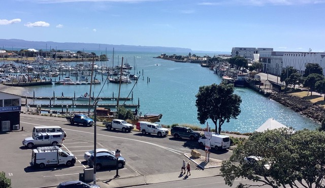 Seaview Apartment-2B/@2B on Top story within the West Quay apartments