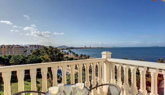 Seaview apartment, wifi, communal pool
