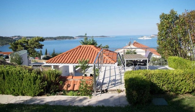 Seaview apartment with swimming pool just 5 min from the beach