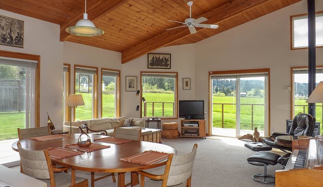 Seaview condo with deck & grassy lawn - walk to trails, restaurants & more