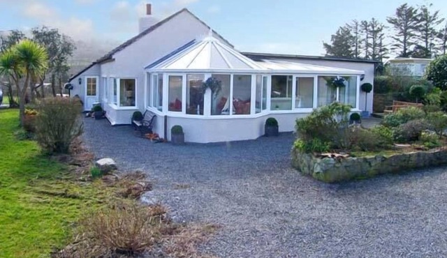 SEAVIEW COTTAGE, pet friendly, character holiday cottage in Moelfre