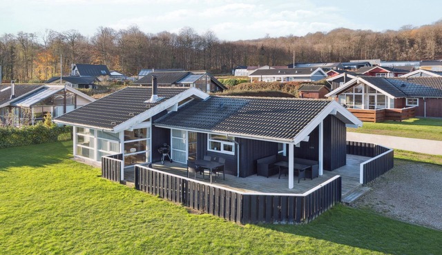 Seaview cottage with sauna near the beach