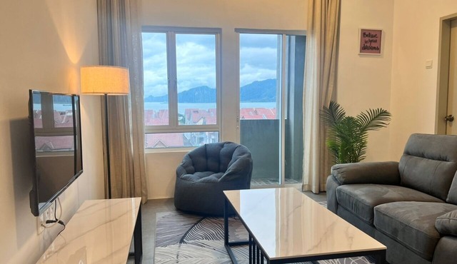 Seaview Cube lll w/Sky Pool