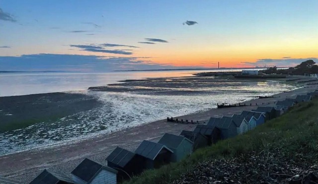 Seaview dog friendly ground floor flat 1 min to beach sleeps 4