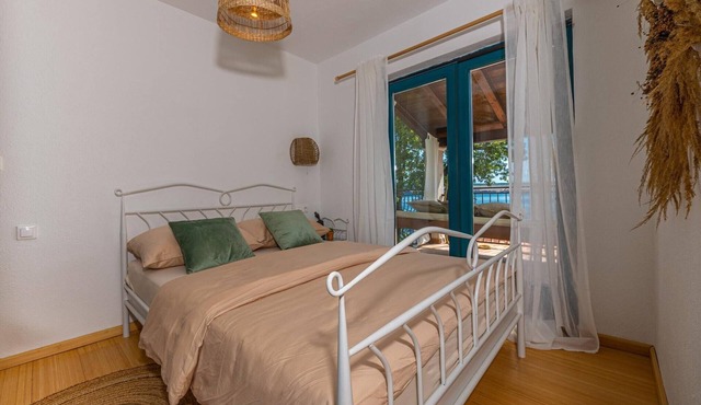 Seaview home with bubble bath
