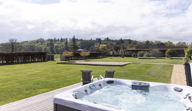 Seaview House - sleeping 8 guests in 4 bedrooms