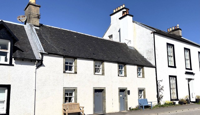 Seaview location in Inverarary, historic cottage within walking distance of town centre, sleeps 4