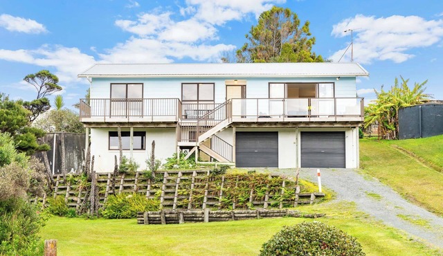 Seaview Lookout - Mangawhai Heads Holiday Home