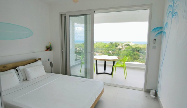 Seaview queen room with 2 shared bathrooms