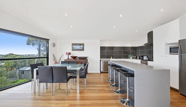 Seaview Sanctuary: Jan Juc Stay with Ocean Views