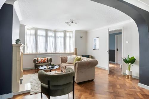 Seaview Symphony Opulent 4BR Haven for Big Groups