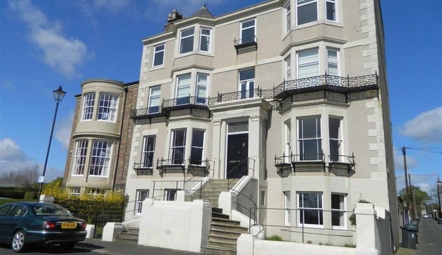 Seaview Tynemouth Apartment and Parking. Pet friendly!