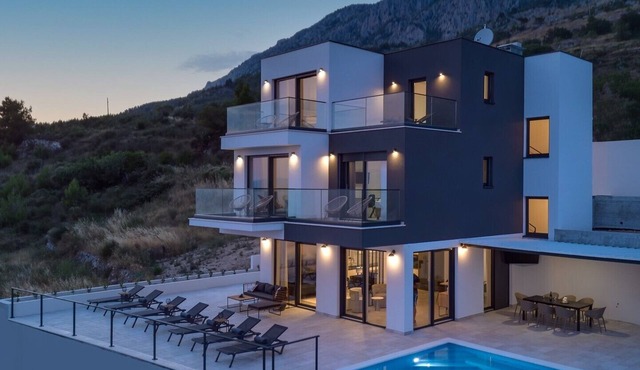 Seaview Villa Marila with a private heated pool with hydromassage, 3 en-suite bedrooms (6+2 people), 1km from the beach