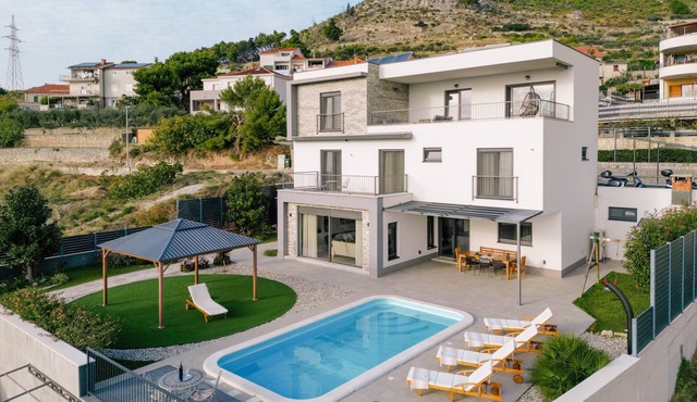Seaview Villa Judita with pool in quiet area near the center of Split