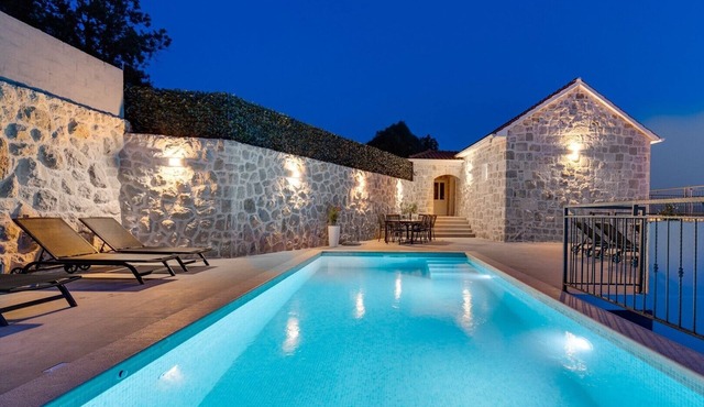 Seaview Villa KING with pool 3km from sea