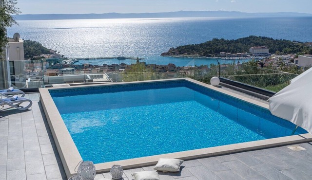 Seaview villa Lea 5-bedroom villa with heated pool and amazing views of the city and sea