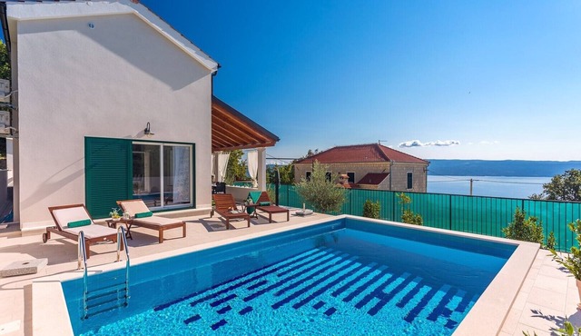 Seaview Villa Lemaro, a 2-bedroom villa with a 28 sqm private pool in Krilo Jesenice