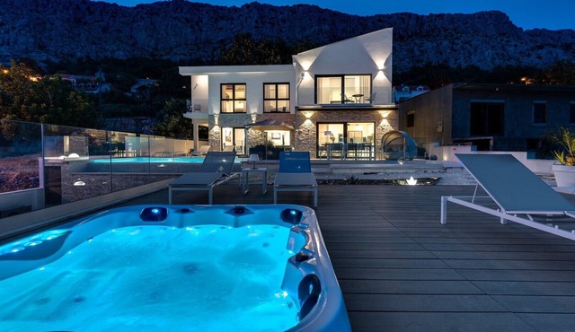 Seaview Villa Nautique, a 3-bedroom villa with a 32 sqm heated private pool and a Whirlpool.