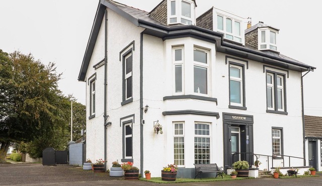 SEAVIEW WELLNESS RETREAT, pet friendly, with hot tub in Carnoustie