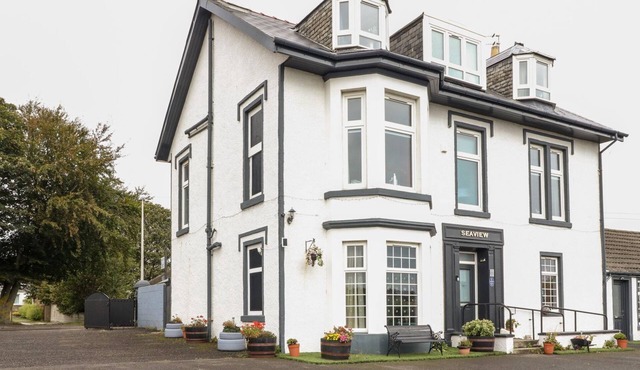 SEAVIEW WELLNESS RETREAT, pet friendly, with hot tub in Carnoustie