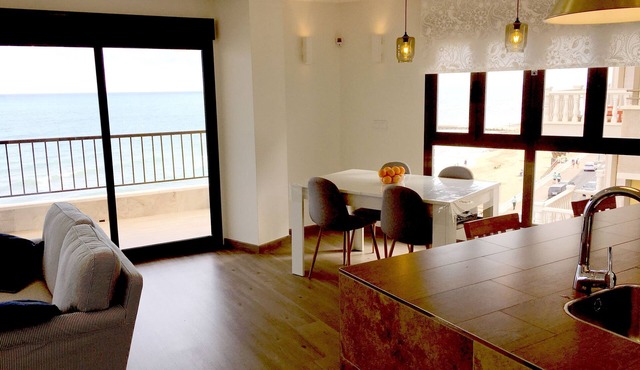 SEAVIEWS Apartment - Beachfront Apartment