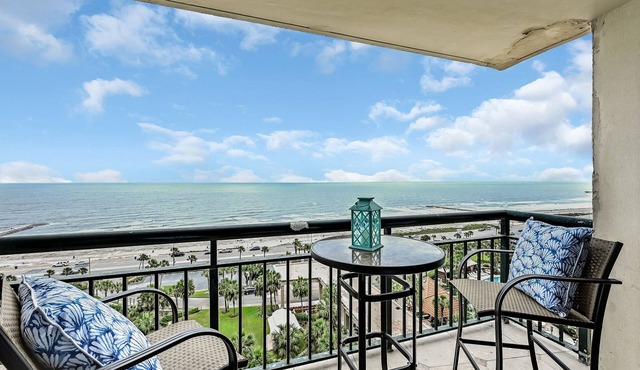 Seawall Perch ~ Luxurious Resort Life Beach Getaway 1bd/1.5bath