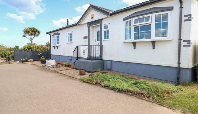 SEAWARD, pet friendly, character holiday cottage in Trimingham