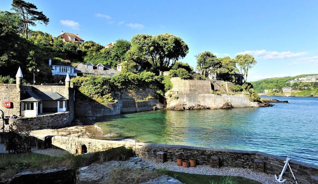 Seaweed Cottage in Fowey overlooking the beach with a garden and a parking space