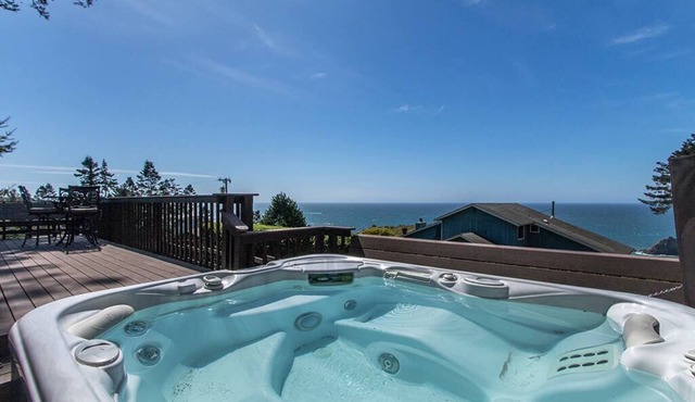 Seawood Vista - Ocean & Redwood Views w/Hot Tub!