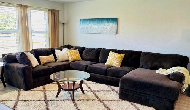 SeaWorld & Lackland AFB Spacious 4BR-2.5BA, a few min from downtown San Antonio