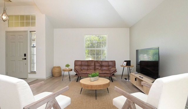 SeaWorld San Antonio! Quiet, 4-bedroom house. 12 guests.