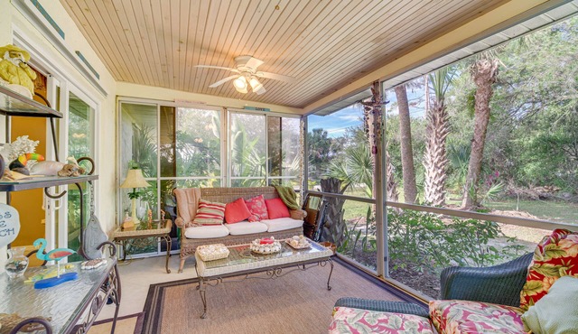 Sebastian Home w/Screened Lanai: 8 Mi to Beach!