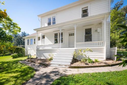 Sebastopol Farmhouse on 3 acres, fiber, kid friendly