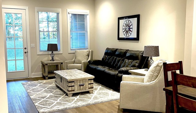 SEC House-3 BR 2.5 BA townhouse 2 miles from campus-sleeps 8