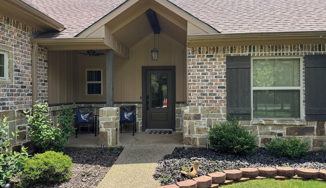 SECaT Retreat: Secluded 3-bedroom house in welcoming Holly Lake Ranch with AC