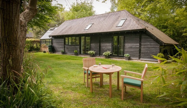 Secluded rural cottage with private garden, 15 mins to pub and cafe