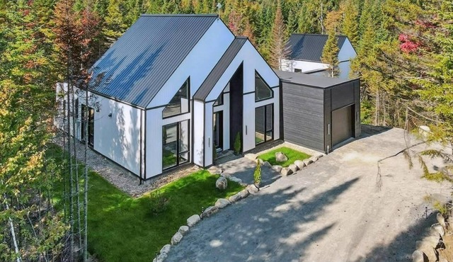 Secluded 4BR/5Beds Chalet with Hot Tub, Sauna and private forest