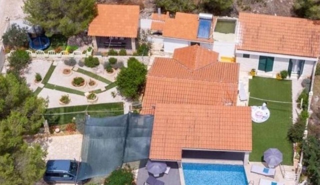 Seclude charmy house with pool 200m from sea
