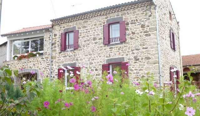 Secluded Village Retreat: Historic 3-BR Cottage with Garden, Terrace & Fireplace