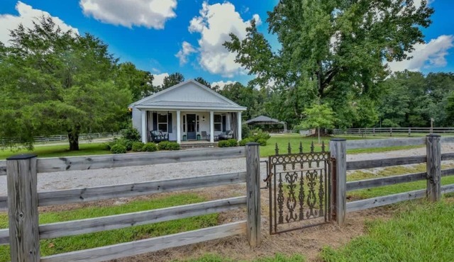 Secluded 10 acre estate 10 miles from UA w/4BR