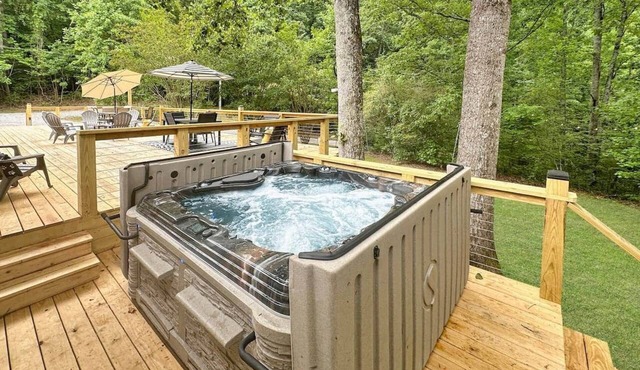 Secluded 10-acre villa, sleeps 18, hot tub!