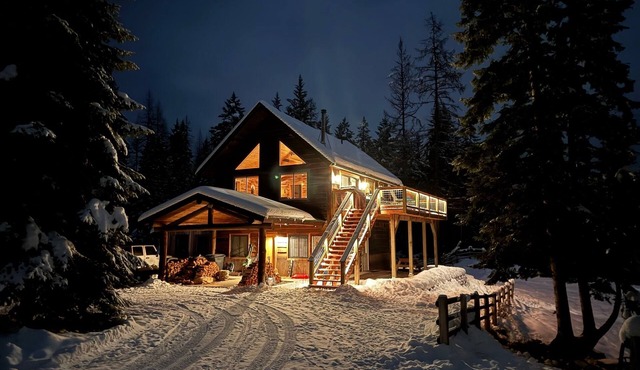 Secluded 15‑Acre Cabin, Whitefish - Mountain views