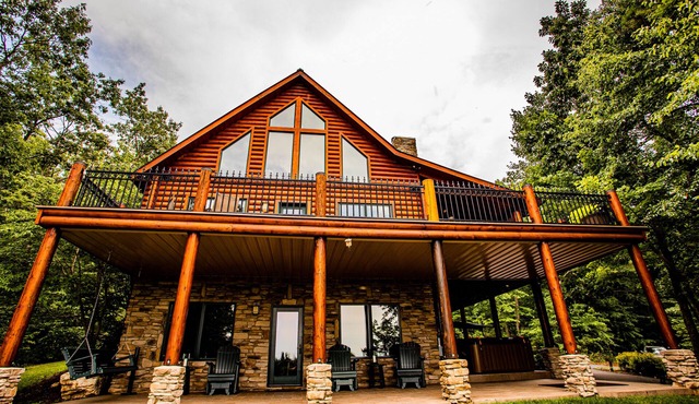 Secluded 150 Acre Property, Private Lakes, 360 Mountain Views, Elegant Lodging