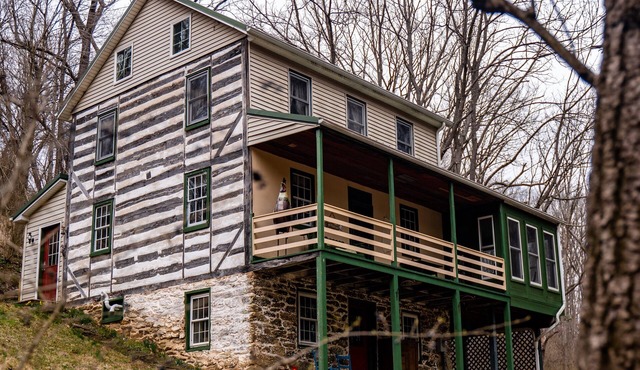Secluded 1840's Log cabin Between Gettysburg, Lancaster, And Baltimore
