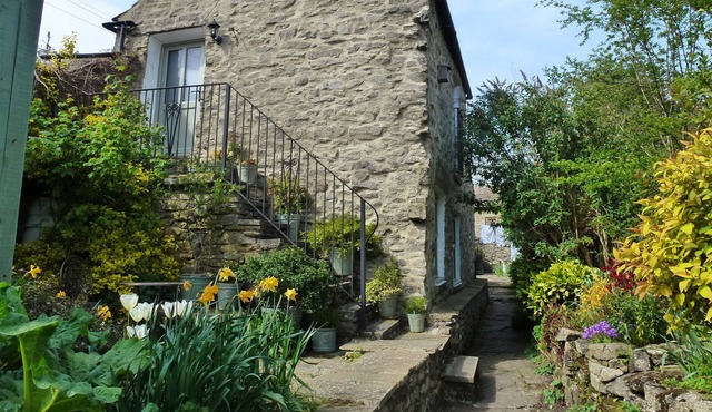Secluded 18c Cottage In Yorkshire Dales National Park In Pretty Walled Garden