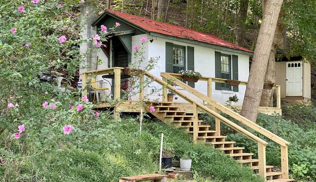 ❤️ Secluded 1940s Romantic Tiny House on the River