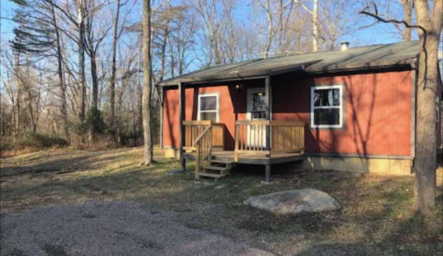 Secluded 2 bedroom cabin near Lake Jackson.