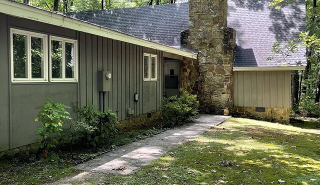 Secluded 2 Bedroom Retreat w/great family room on Sewanee Campus