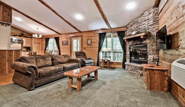 Secluded 2 story cabin Pool WiFi smart TVs